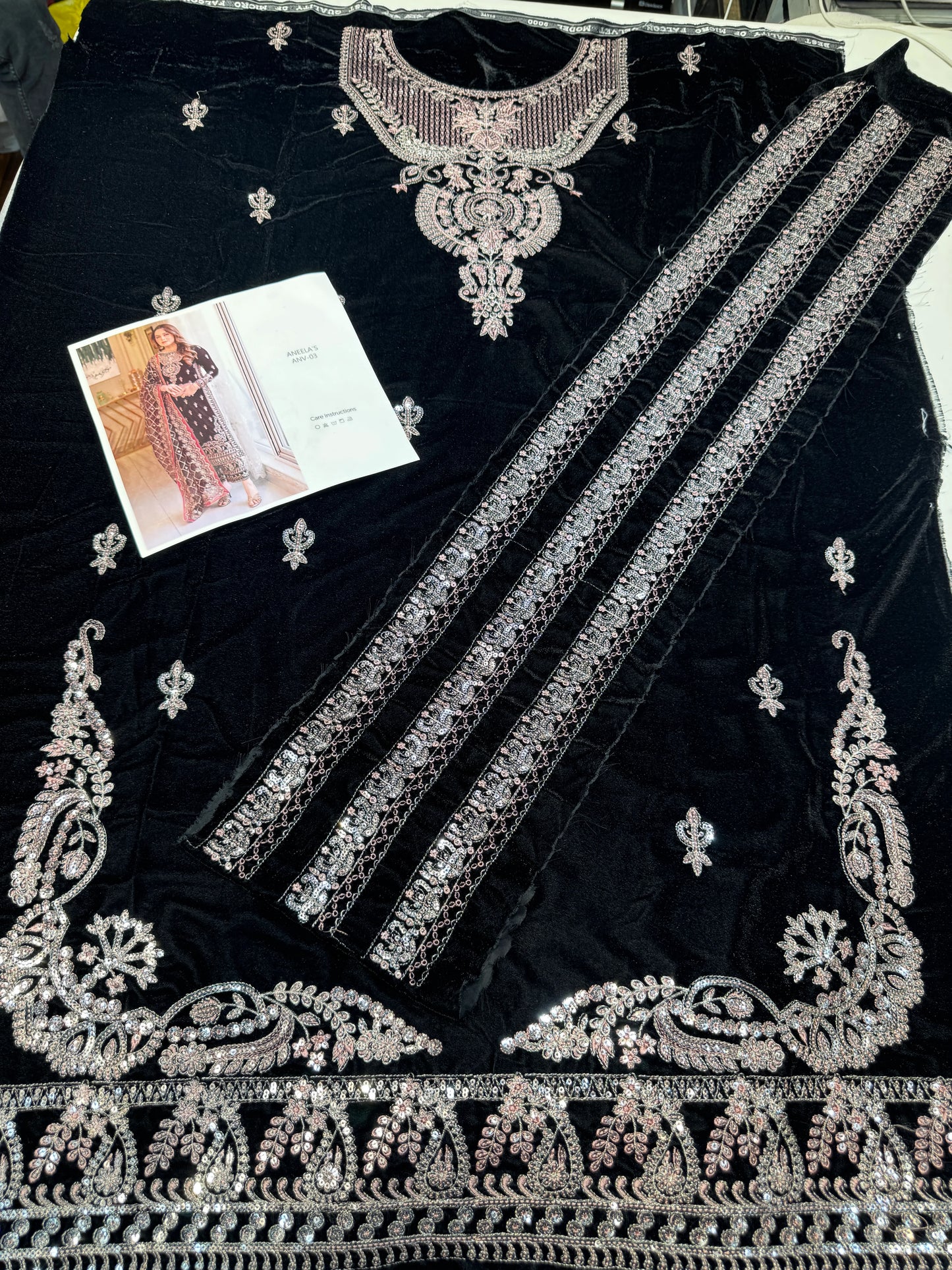 ANEELAS VELVET AVT06