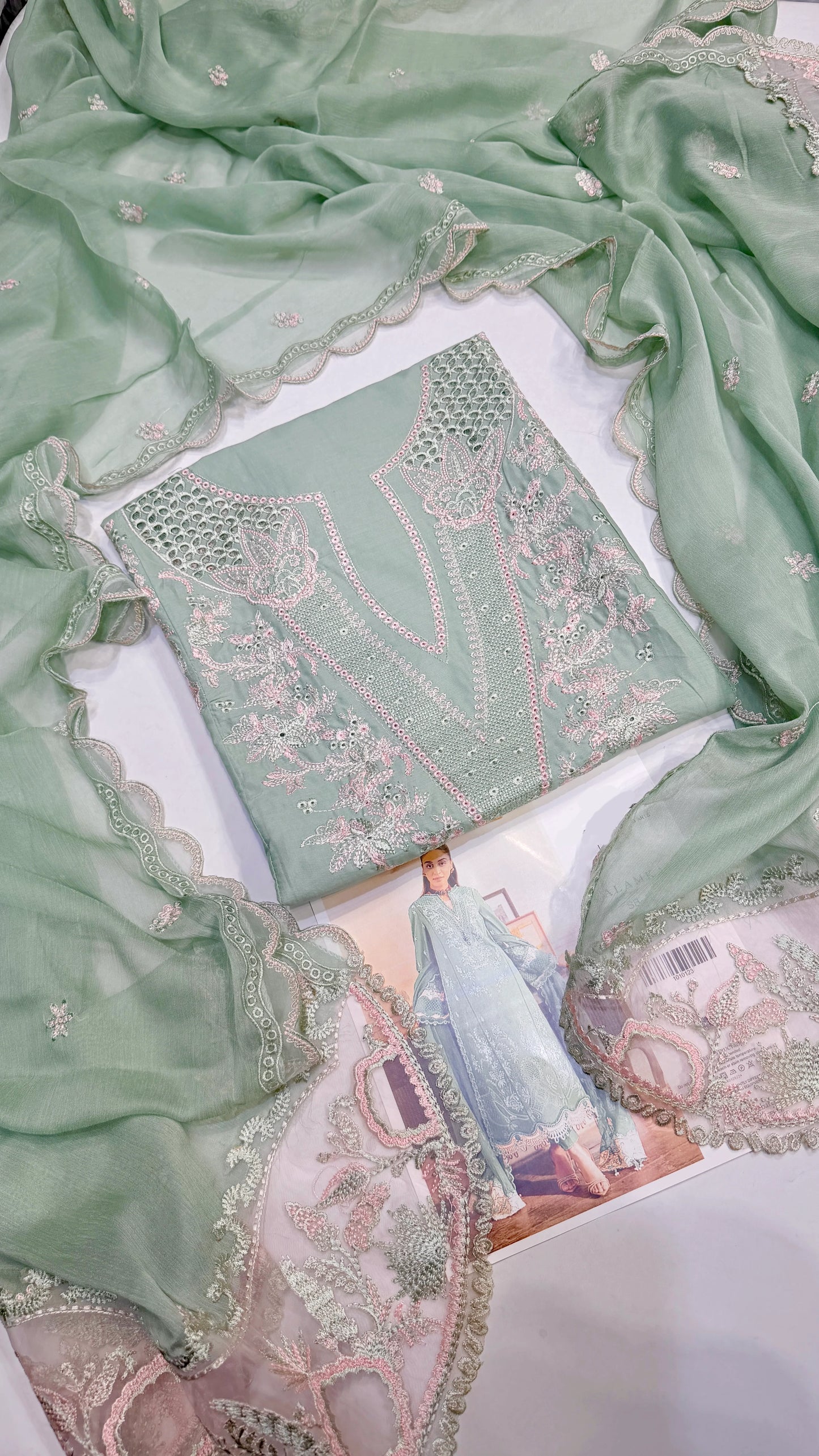 QALAMAKAR LAWN SB02  3 pc Embroidered