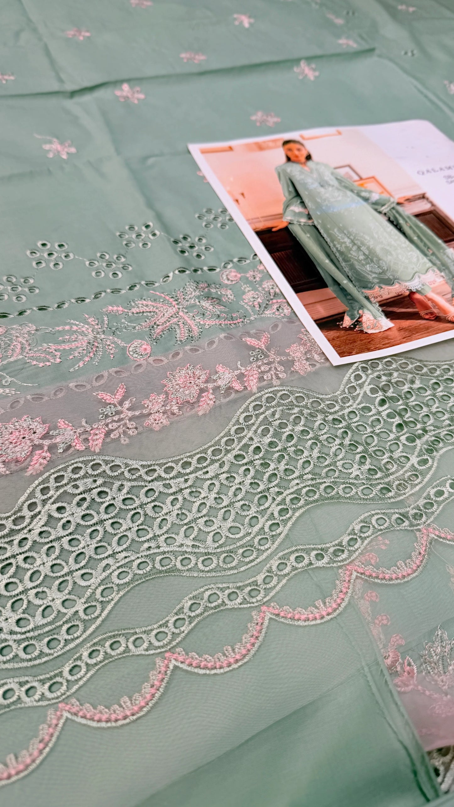 QALAMAKAR LAWN SB02  3 pc Embroidered